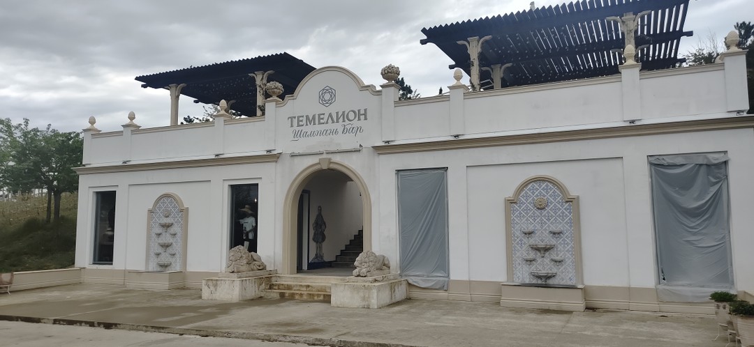 Большое спасибо гиду Алику за отличную экскурсию, эту винодельню посетить стоит. Она построена в классическом стиле