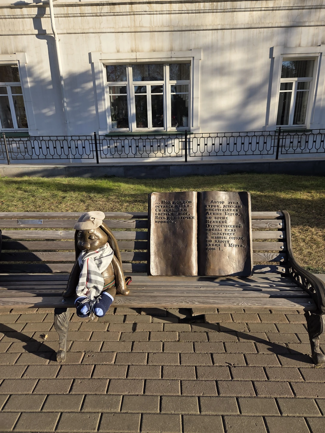 Большое спасибо Владимиру! Очень понравились истории, маршрут. Хорошо подобраны цитаты к маршруту. Гид очень располагает к