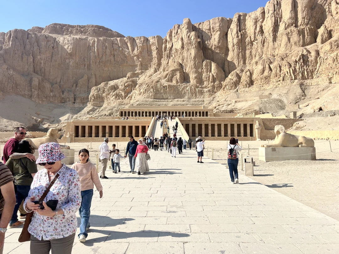 Ездили вдвоем с женой на индивидуальную экскурсию в Луксор. Отвезли и привезли с комфортом на легковой