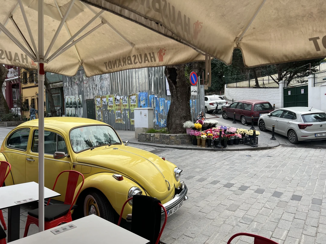 Мы посетили экскурсию, которую для нас провела замечательная девушка Ясмин. Мы побывали в азиатской части города