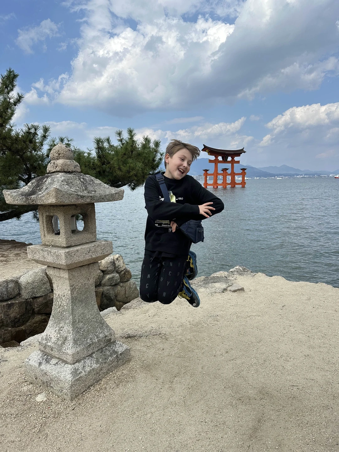 Вчера были на экскурсии в Мадзияма и Хиросима. Все было топчик, нам понравилось. Артуру спасибо большое