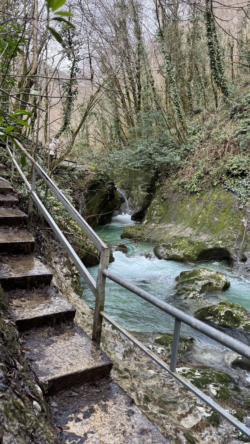 Отличная получилась поездка! Был водитель и гид с микрофоном,все было понятно и доступно! Сначала заехали в