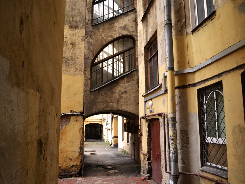 В поисках самого яркого двора Петербурга