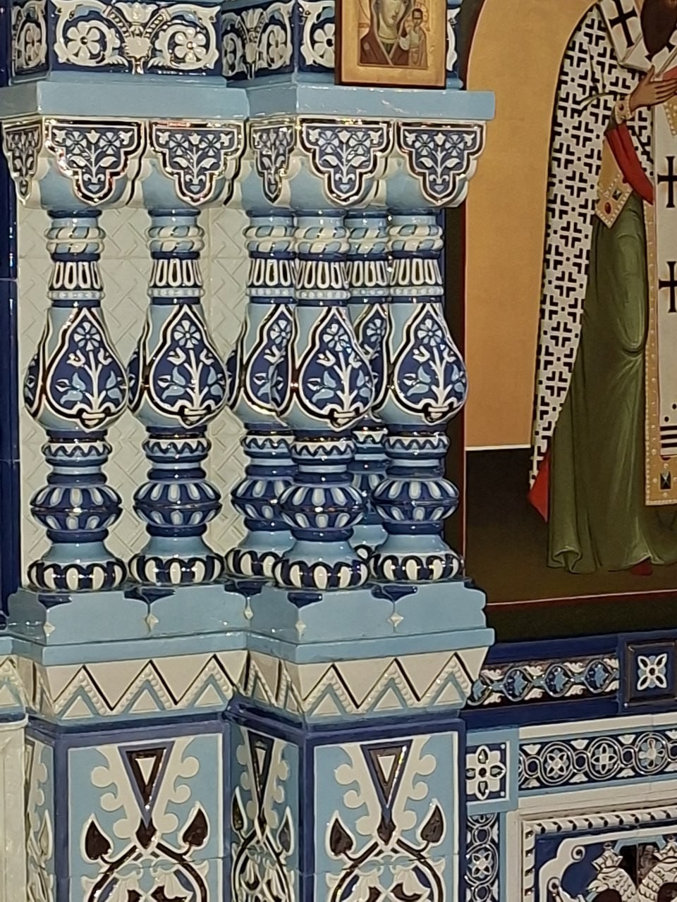 Хорошая экскурсия в дополнение к пешеходной по самому центру. Эта, которая большей частью была на комфортабельном