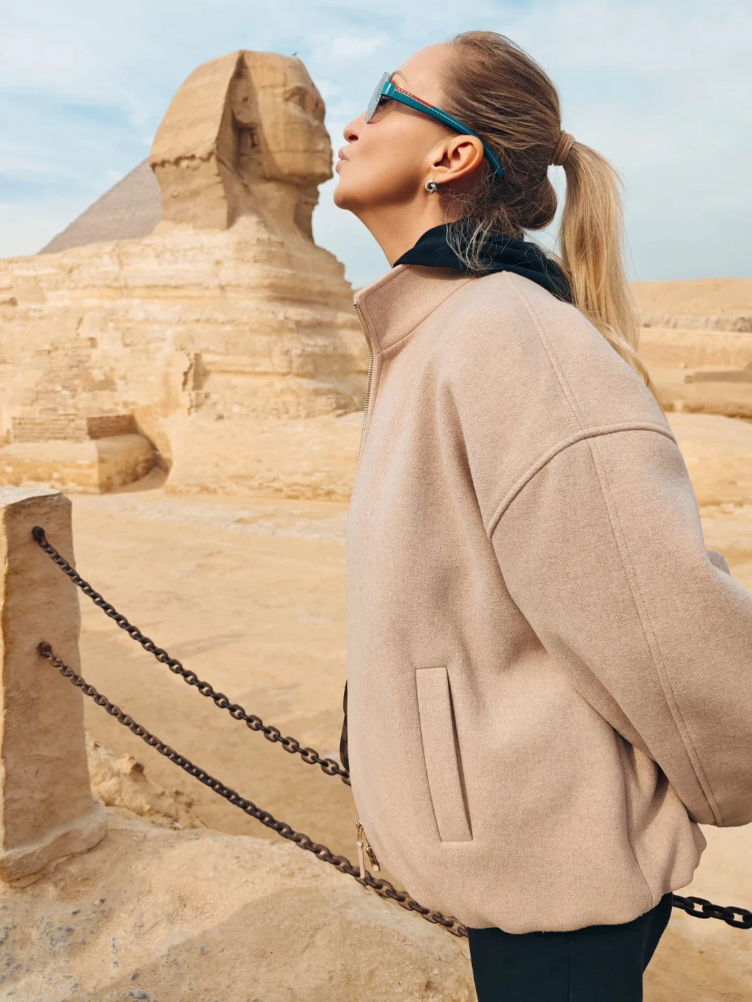 Это одна из лучших экскурсий в моей жизни. Самуил великолепно обрадован, очень корректный, интеллигентный. Знает очень