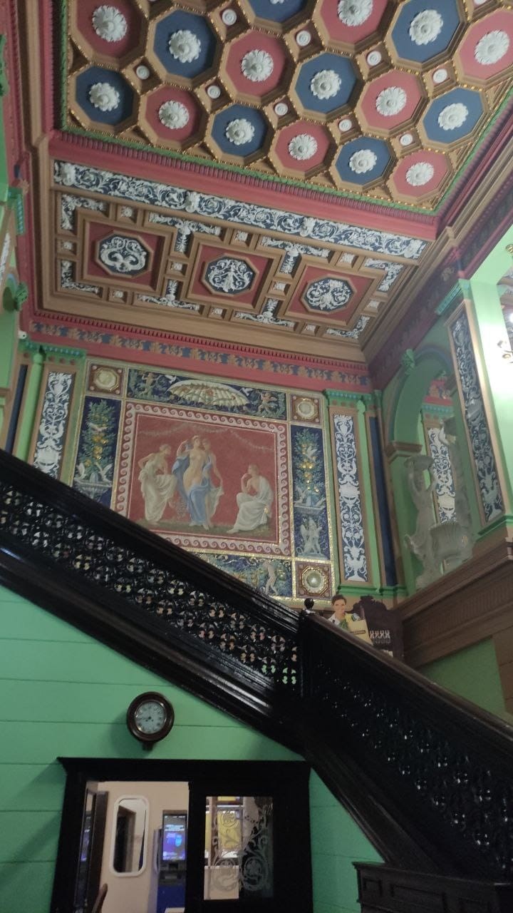 Очень понравилась экскурсия с Дмитрием, узнали много фактов о зданиях и их бывших владельцах) Он буквально