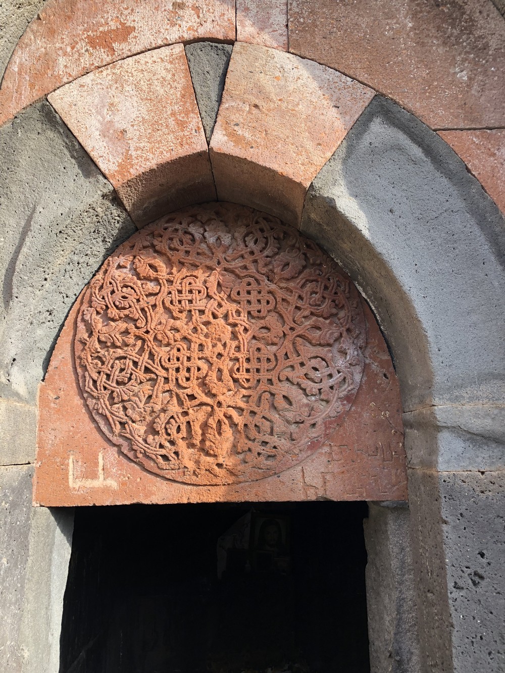 Пешком к заброшенному монастырю Авуц Тар — из Еревана (14/18)