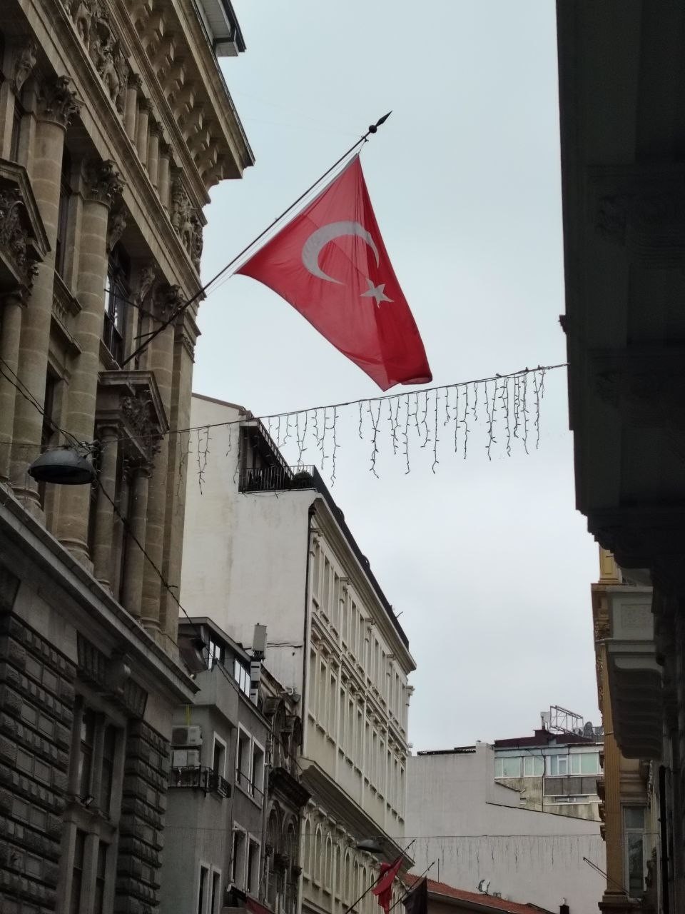 В Стамбуле оказались первый раз. Так получилось, что изначально практически без связи. Организатор нас дождался и