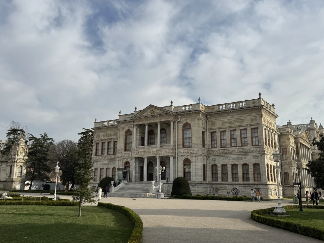 Потрясающая экскурсия! Гид-историк Ахмет мгновенно увлек нас рассказом о дворце Долмабахче и самых ярких представителях Османской