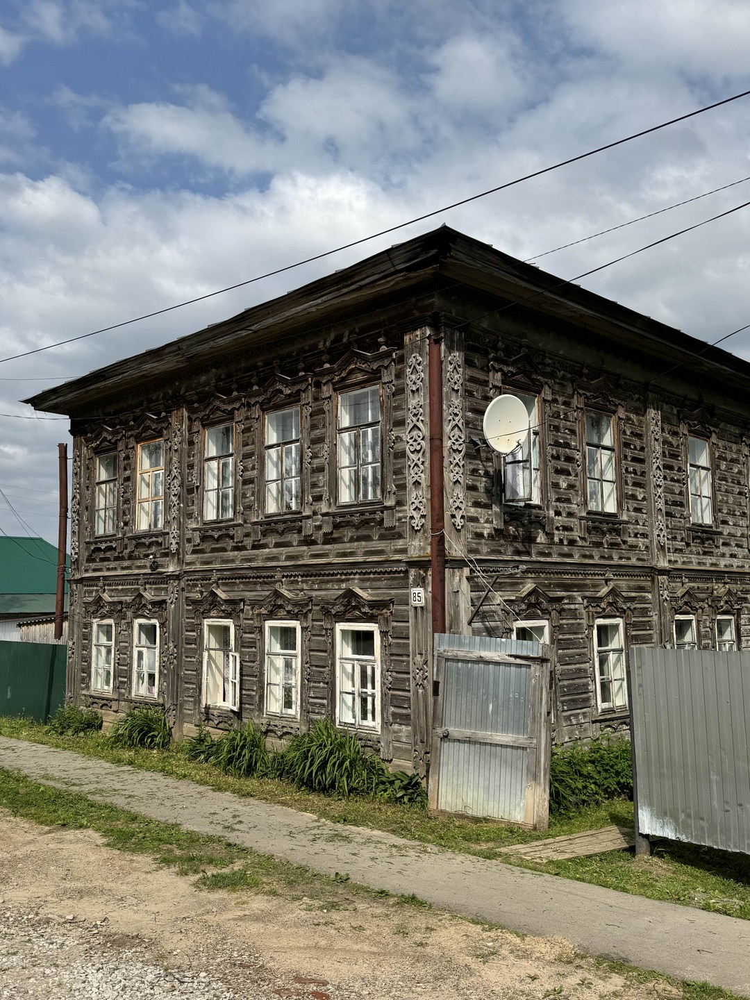 Нам очень повезло с нашим гидом. Дмитрий любит свой край и раскрыл его для нас, четыре