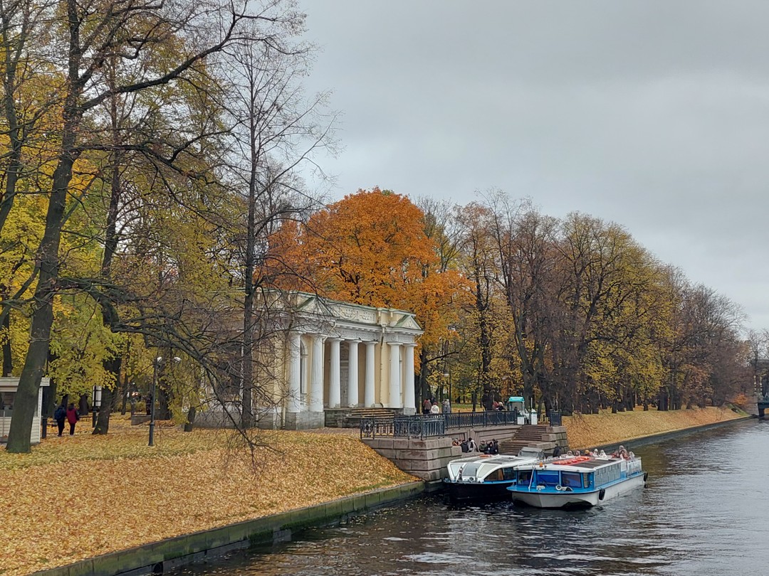 Давно хотели побывать на этой экскурсии, т к любим сады и парки Петербурга, хотелось прогуляться по