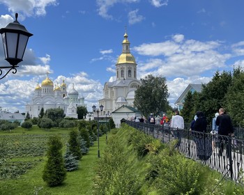Знакомство с Дивеевским женским монастырём, Святая канавка, участие в службах по желанию