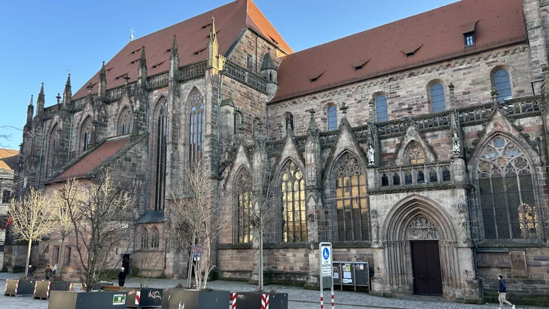 Забронировали экскурсию, оказалось, что никого больше не будет, мы гуляли с экскурсоводом втроем! Погода была великолепная