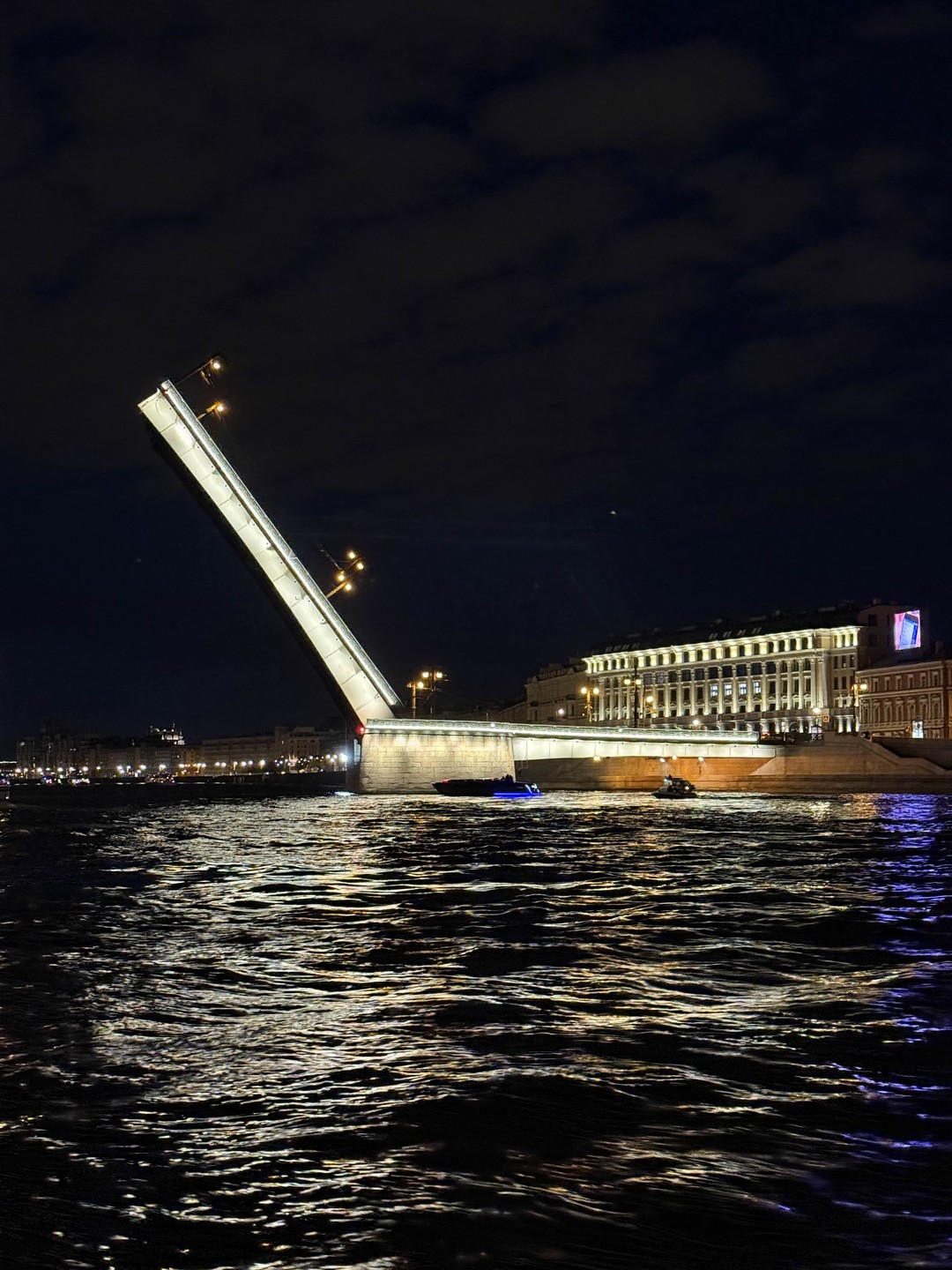 Все было прекрасно, посмотрели на развод трех мостов, на крытой палубе было тепло и есть горячие