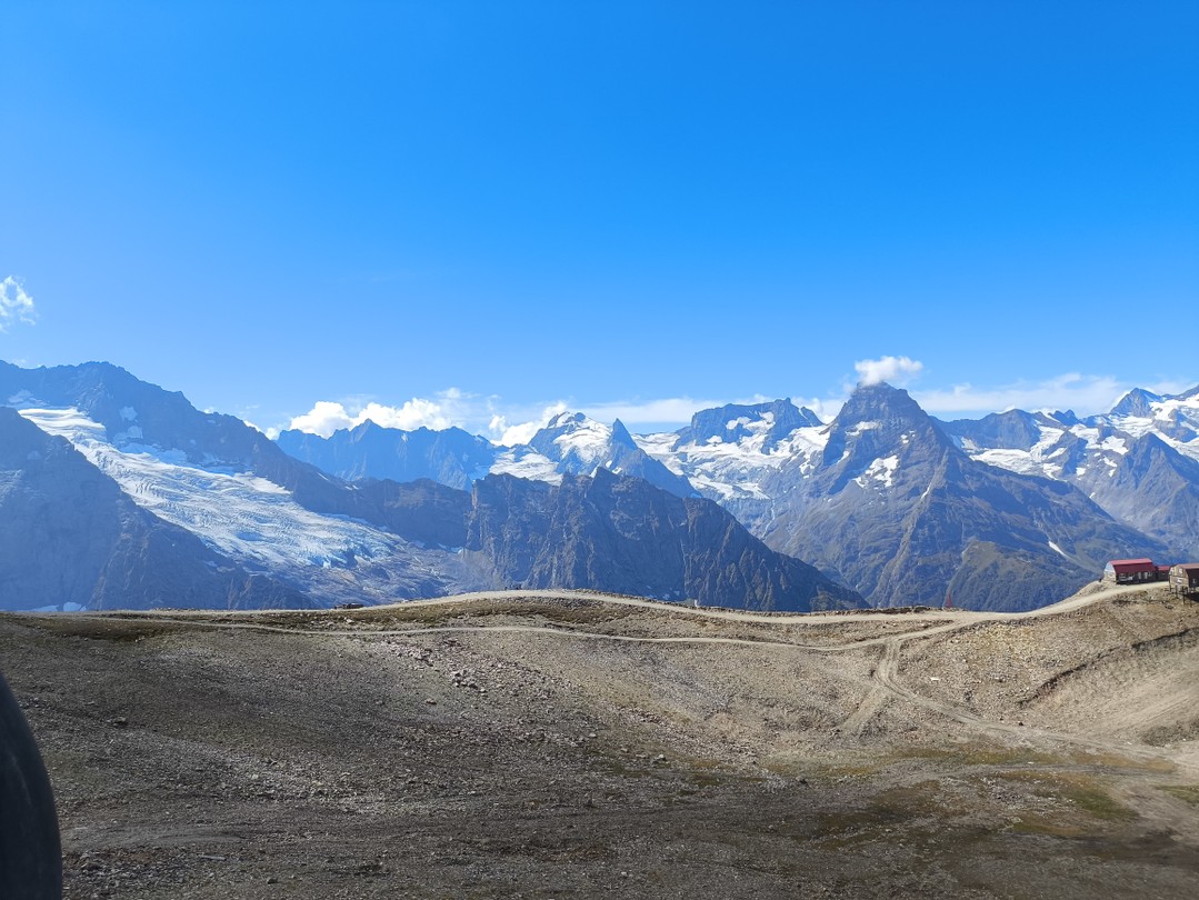 Сегодня приехали с Домбая. Замечательная поездка. Во-первых, хороший автобус с кондиционером, компания большая, но всё прошло