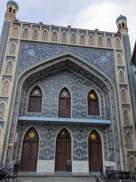 Прекрасная нестандартная прогулка с Малхазом по Тбилисским улочкам и дворикам. Знающий, внимательный экскурсовод. Заботливо относится к