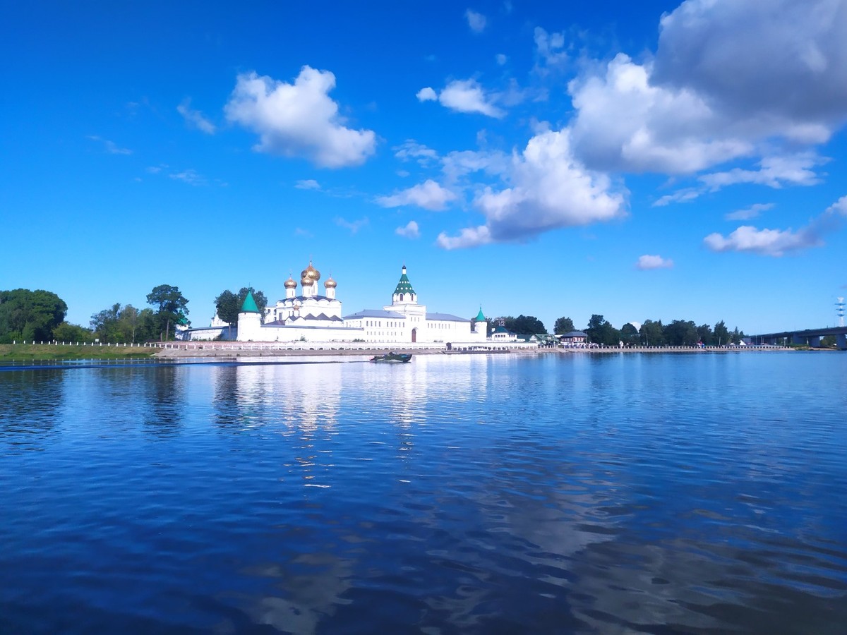 Кострома с воды: знакомые виды в новом ракурсе