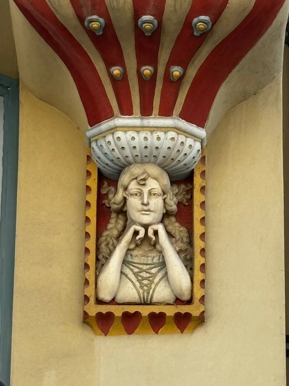 Дмитрий - идеальный гид, помимо очень хорошо продуманной программы и множества интересной информации, он обладает даром