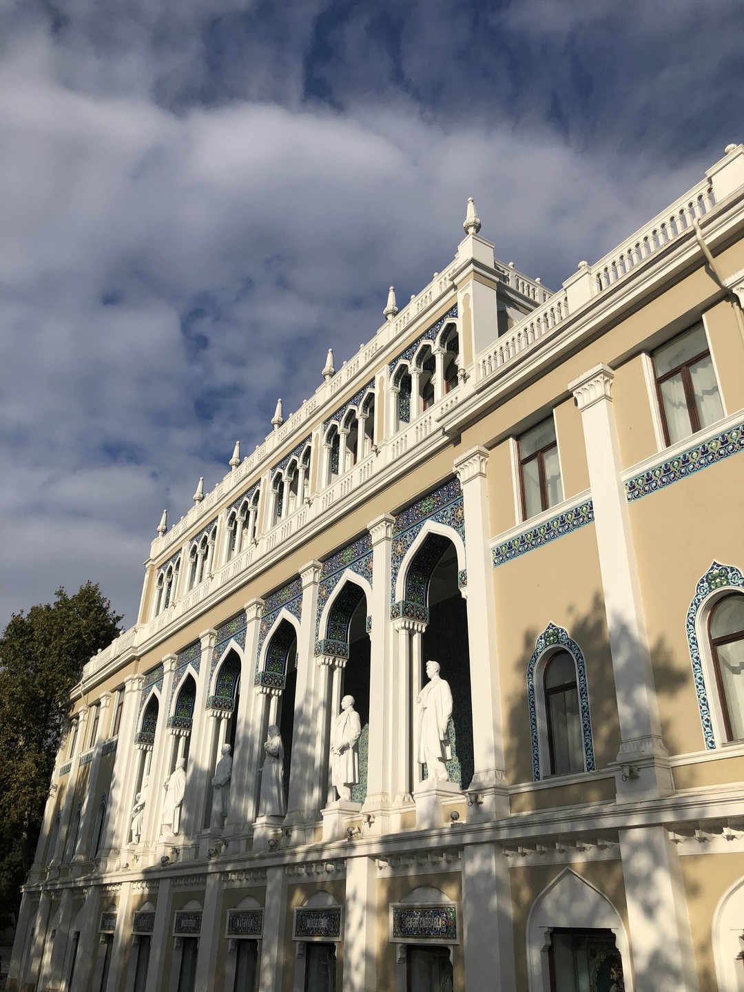 Прекрасный гид со знанием города, истории, чувством юмора и пониманием людей