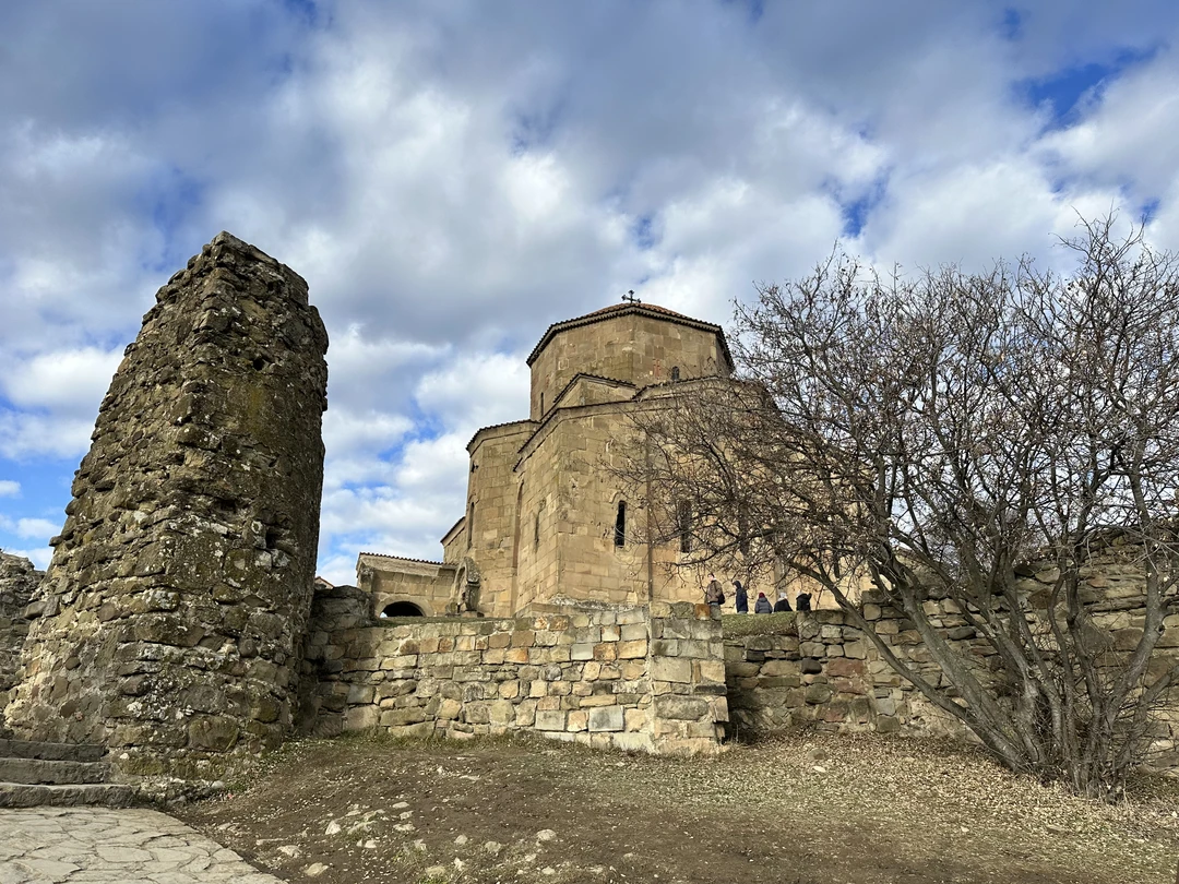 Георгий замечательный верующий человек, с детства живет в Мцхете, очень эрудирован, знает абсолютно все об этих