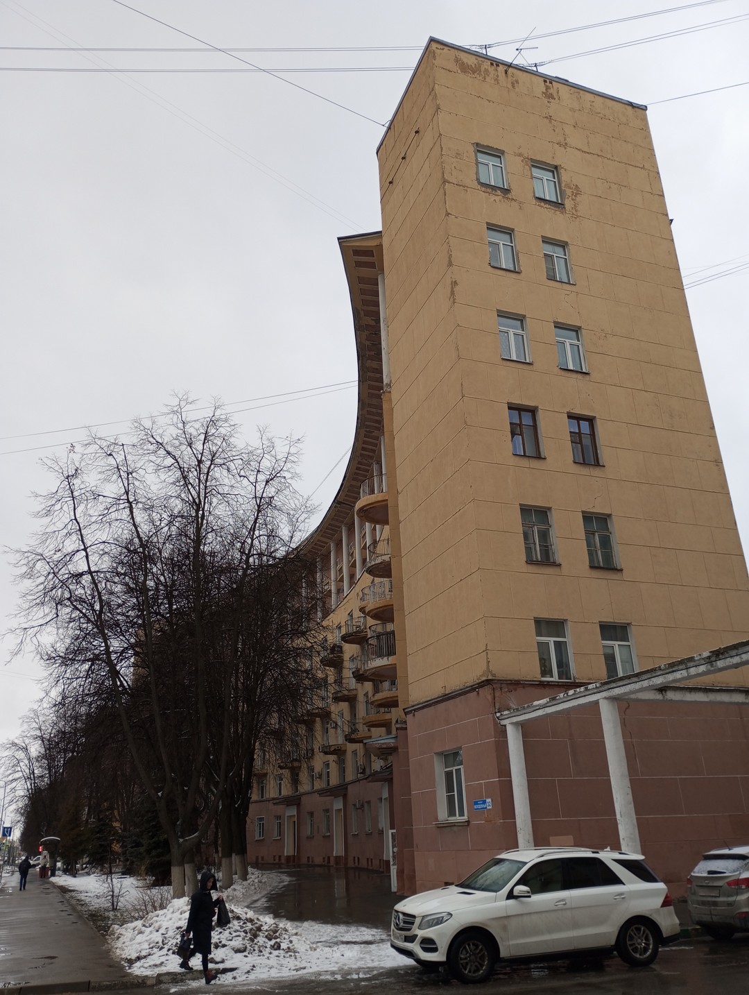 Был давно наслышан про Автозаводской район Нижнего Новгорода и завод ГАЗ, поэтому решил увидеть все своими