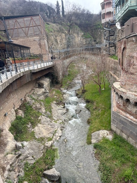 Старый и верный традициям Тбилиси (Вероника)