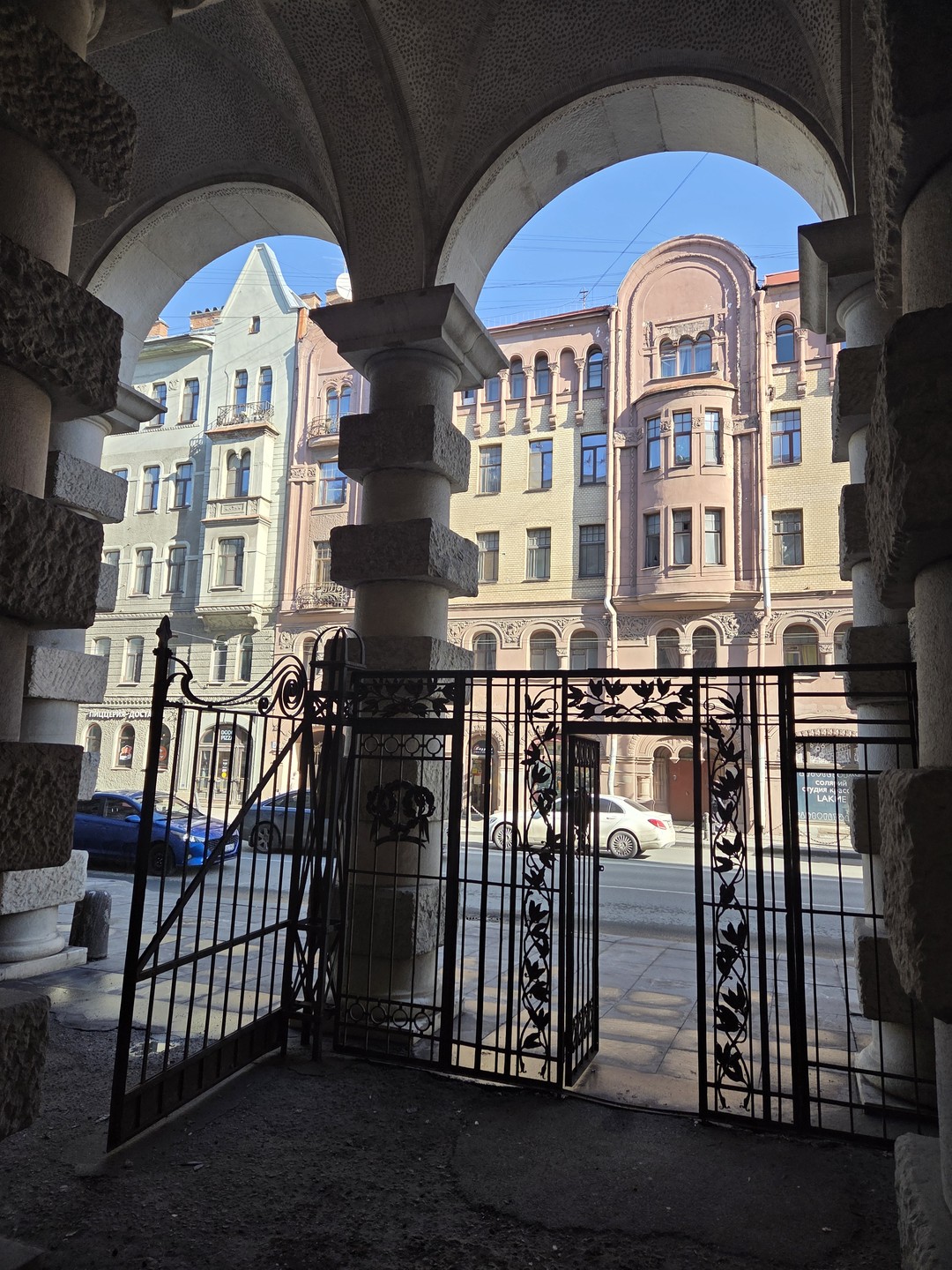 Секреты и лабиринты Петроградской стороны: дворы, парадные, легенды (Олег)