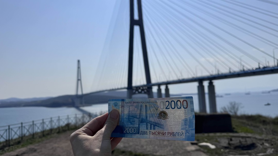 Мы записались на экскурсию по острову Русский и уже на следующий день с гидом Богданом прокатились по маршруту