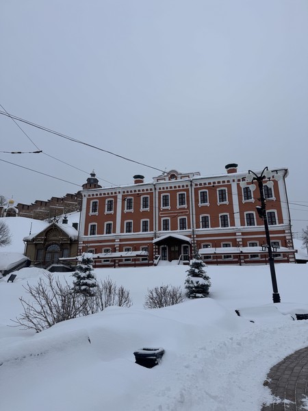 Не первый раз пользуемся форматом аудио экскурсии. Это позволяет не спеша, в своем темпе пройти весь