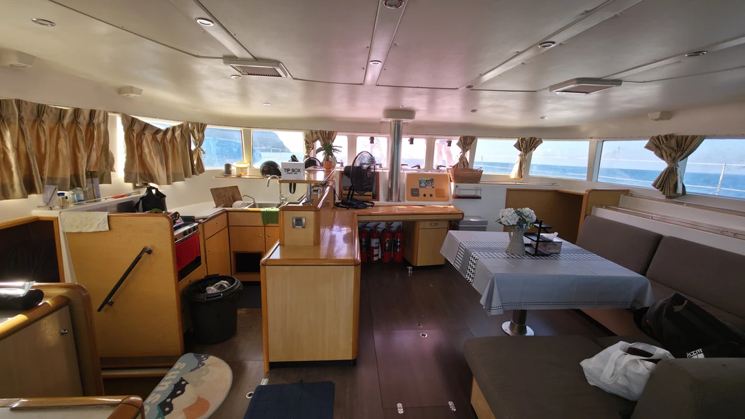 Это была невероятная поездка, полная солнца, моря и эмоций! Катамаран оборудован всем необходимым. Особенно порадовало место