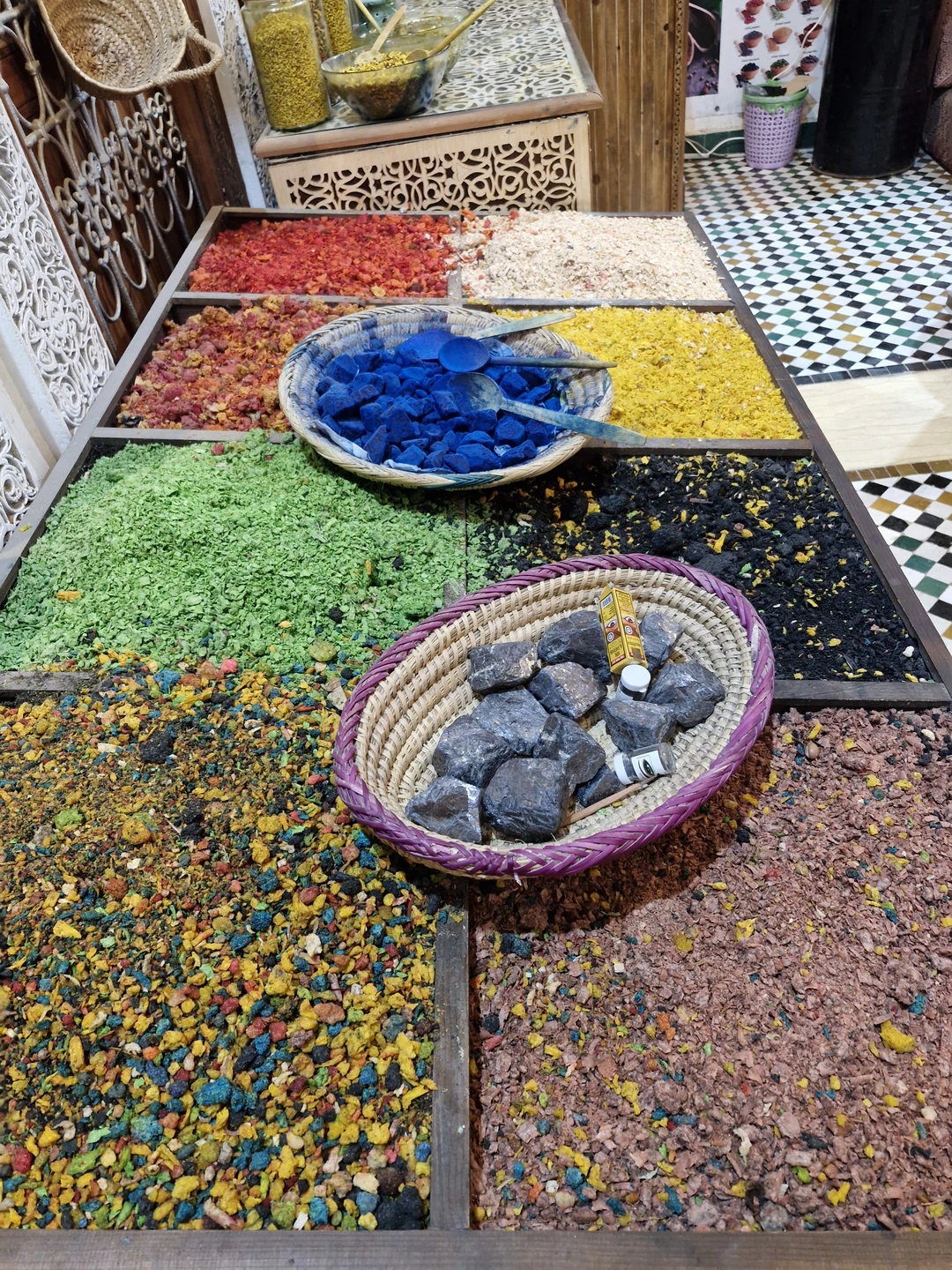 Умайма провела нас по самым колоритным старым улочкам Феса, погрузила нас в историю, всю нашу прогулку нам сопровождал охранник