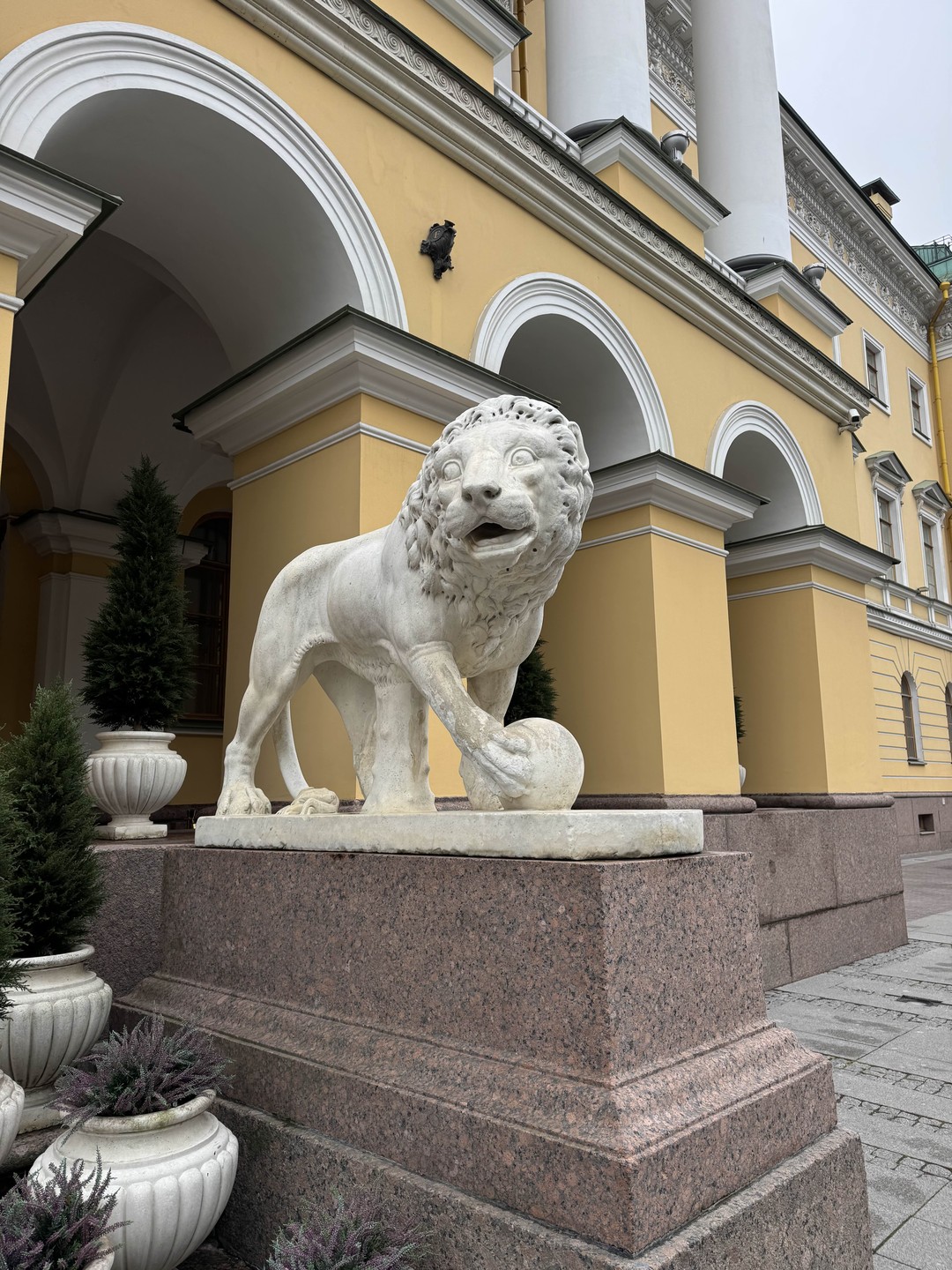 Гид Александра прекрасно справилась со своей работой, очень интересная и познавательная экскурсия с возможностью прикоснуться к святыням.