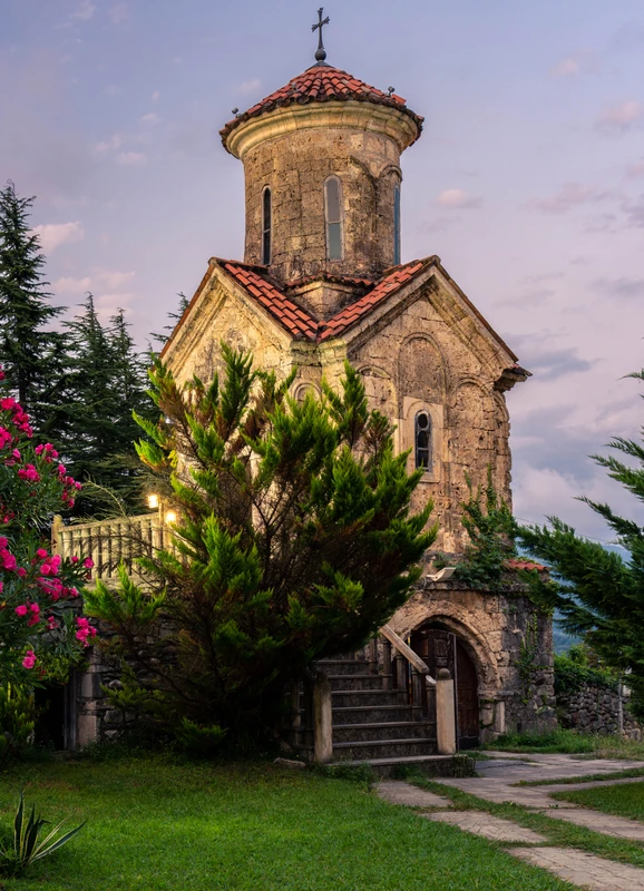 Индивидуальный тур из Кутаиси навстречу горным склонам, вековой архитектуре и древнегреческим мифам