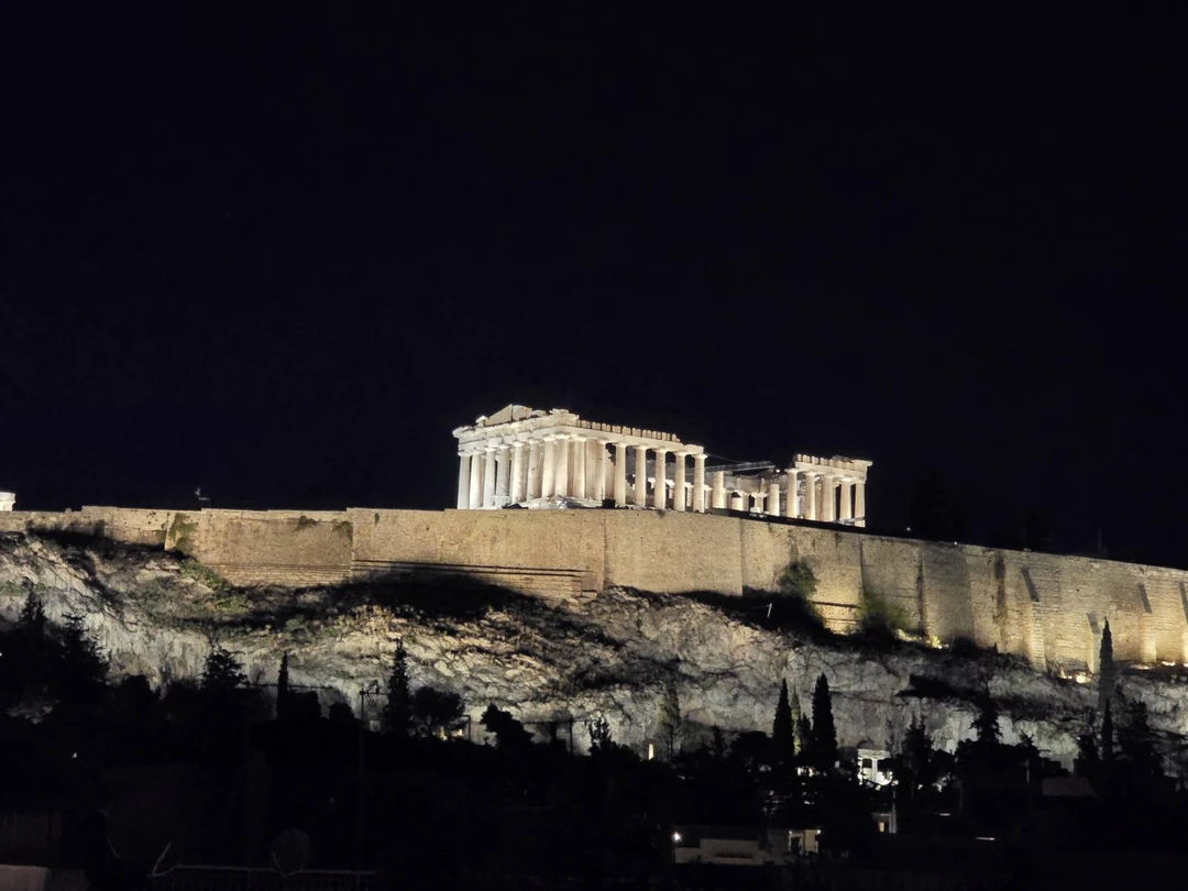 Очень легко, интересно, с юмором. Нам всем, включая сына подростка, понравилось. С удовольствием рекомендуем