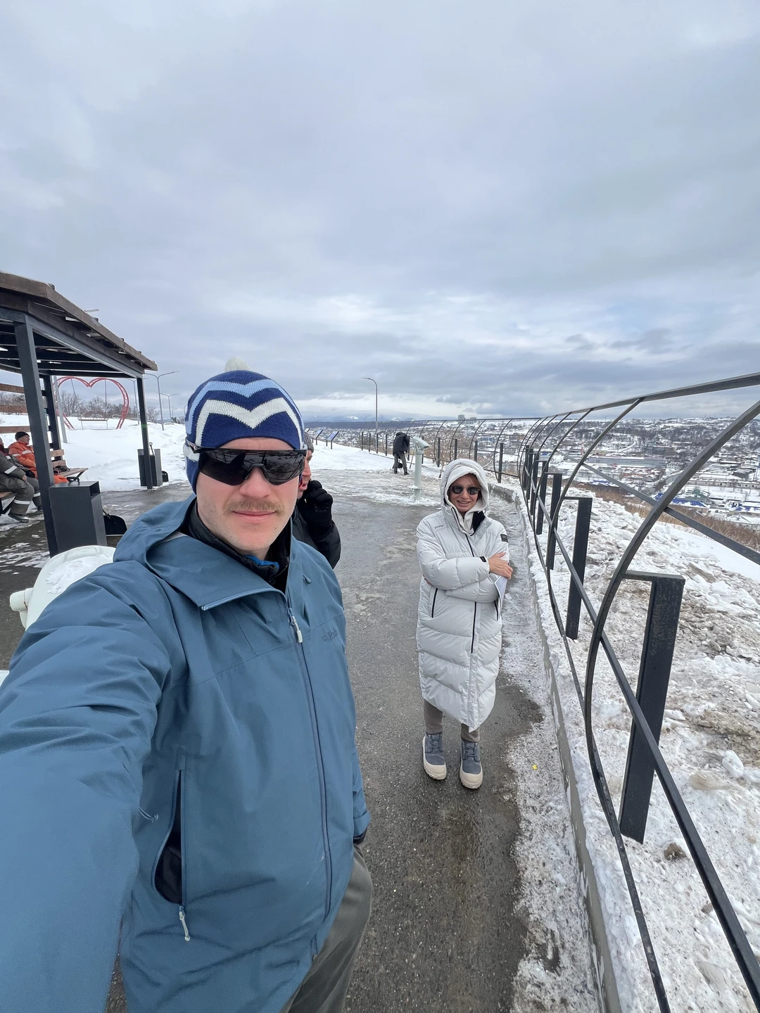 Мы прилетели на Сахалин из Новосибирска на лыжные марафоны памяти Фархутдинова. Времени свободного было не много