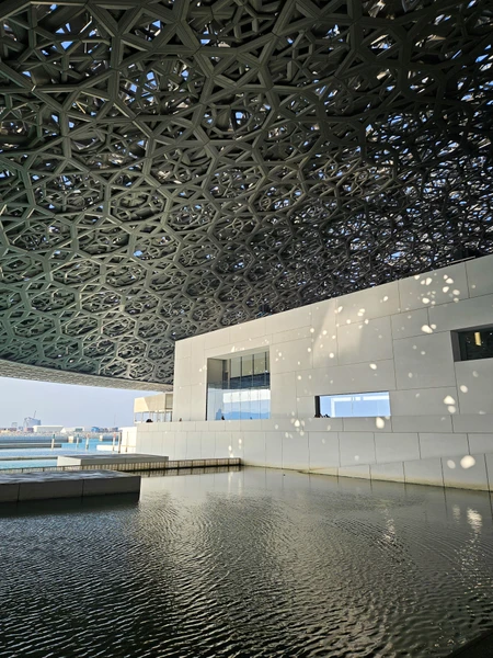 Александра чудесная и лучезарная девушка! Провела нам экскурсию по Абу-Даби и помогла с входными билетами. Нам