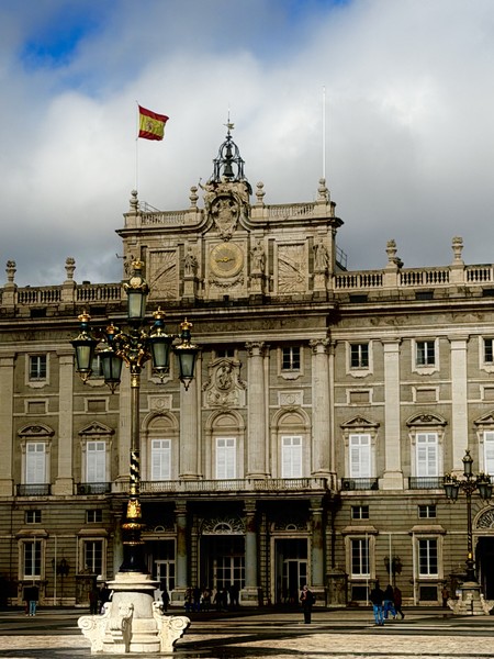 Итак… Мадрид нас встретил теплой дождливой погодой и ярким, умным и максимально приятным гидом, а именно