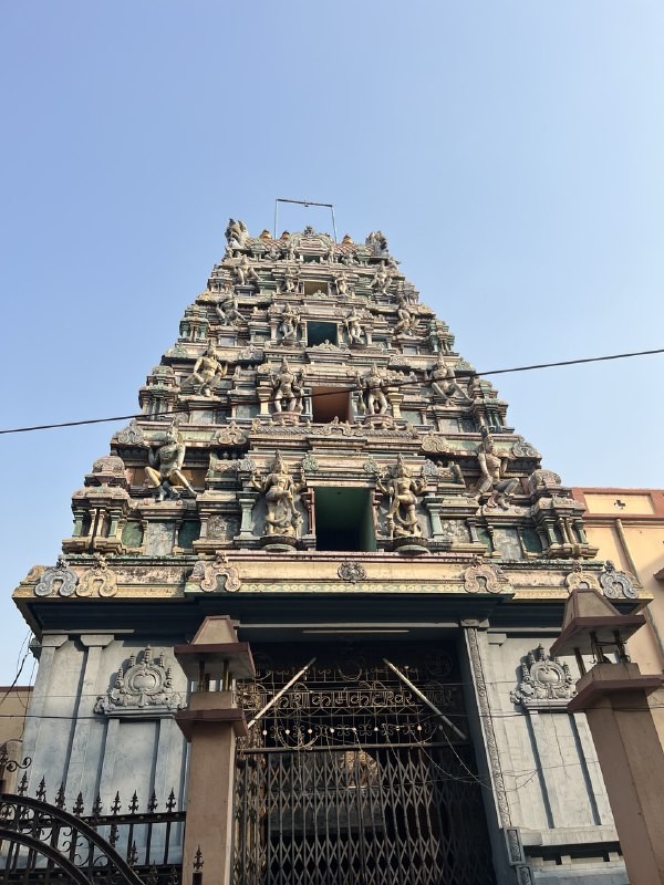 Артемий прекрасный рассказчик, владеющий большими знаниями о городе, о религиях, о истории. Живет и учится в