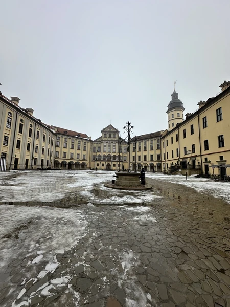 Нас сопровождал Андрей, очень приятный, общительный и пунктуальный мужчина. Приехал вовремя, машина чистая, есть вода для