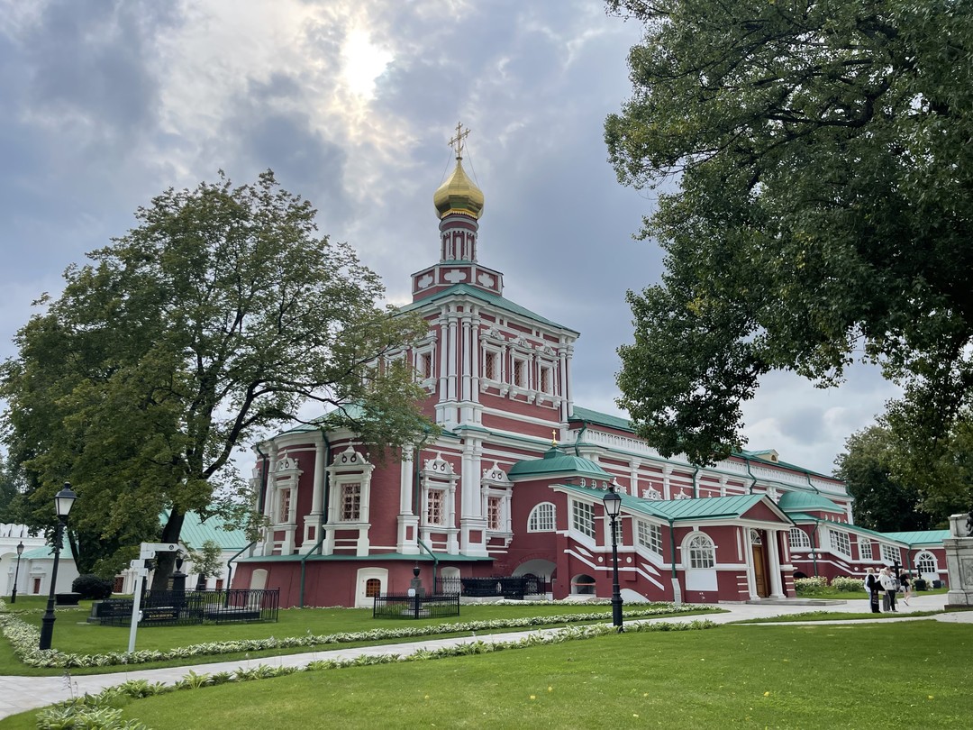 Прекрасная экскурсия! Это было мое первое знакомство с Новодевичьим монастырем и оно превзошло мои ожидания. Два