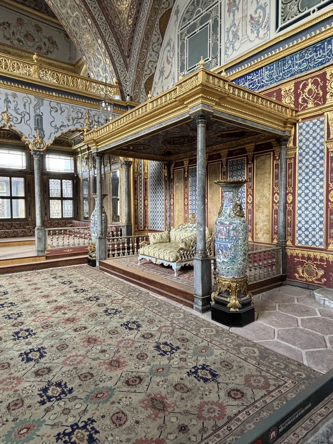 Вчера был максимально насыщенный день- два дворца: абсолютно разных, оба исторически важные. Мой фаворит- Долмабахче😍, он