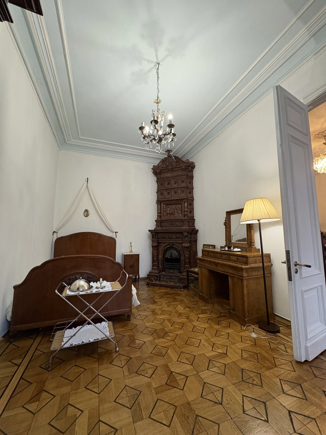 Экскурсией разочарована. Объективно: программа экскурсии не выполнена: рассказа о колоколе не было; замурованная коробочка не упомянута;