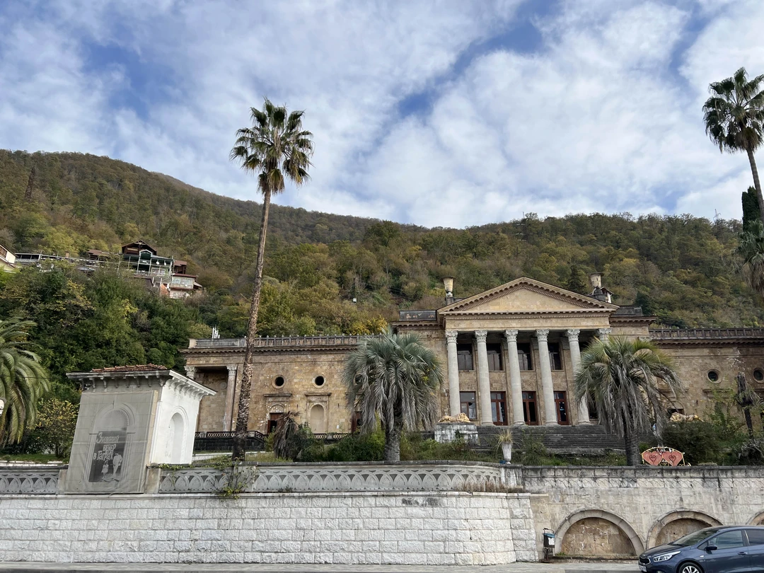 Прилетев в Сочи, очень захотелось посмотреть за пару тройку дней все и сразу🤣, и лучшим решением