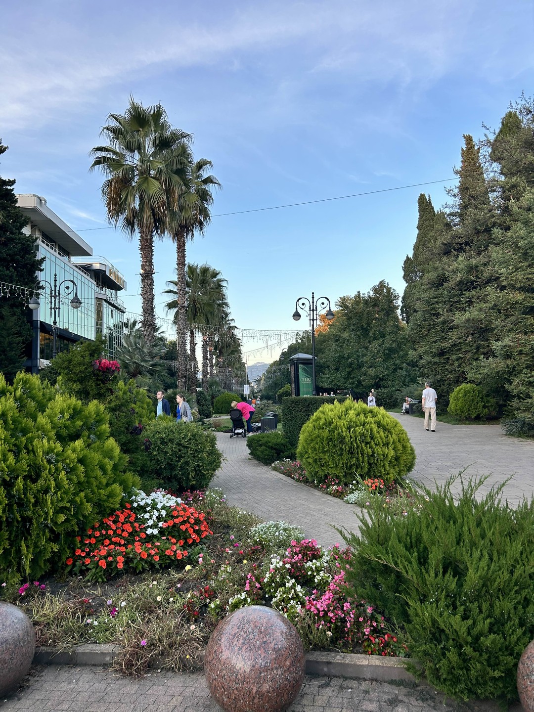 Юлия - прекрасный экскурсовод и собеседник. Наша группа поставила перед ней непростую задачу, так как мы
