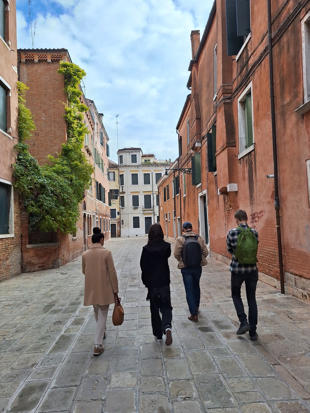 С огромной благодарностью вспоминаем экскурсию в Венеции, проведенную для нашей семьи гидом Аллой. Одна из лучших