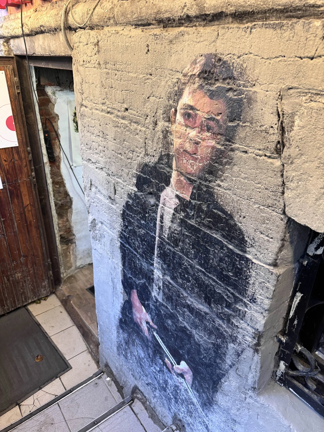 Талантливая экскурсия! В планах пересмотреть фильм - однозначно! Рекомендую всем, кто любит Данилу, Балабанова и фильмы