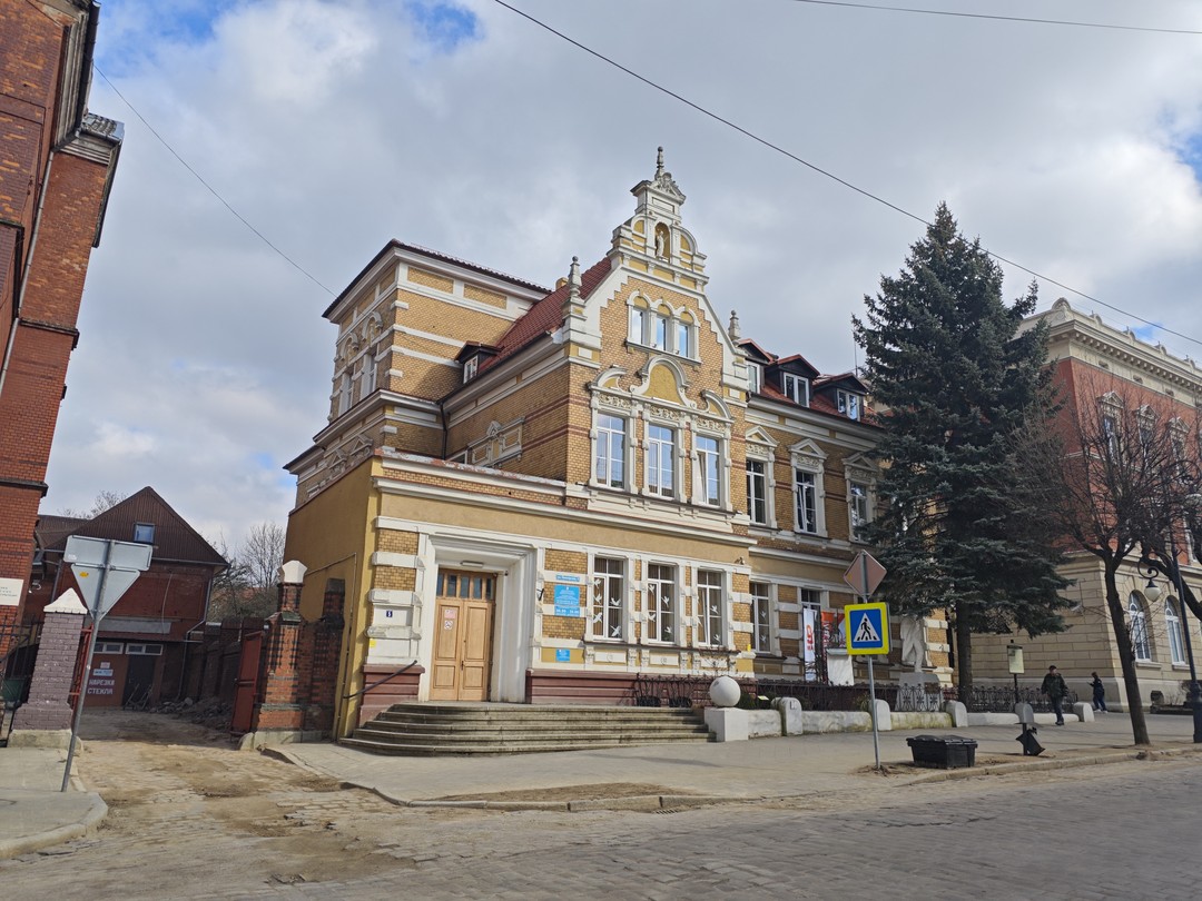 Отличная экскурсия для любопытного туриста. Немного удивило, что разрешают сидеть за столами на стульях 18-19 веков