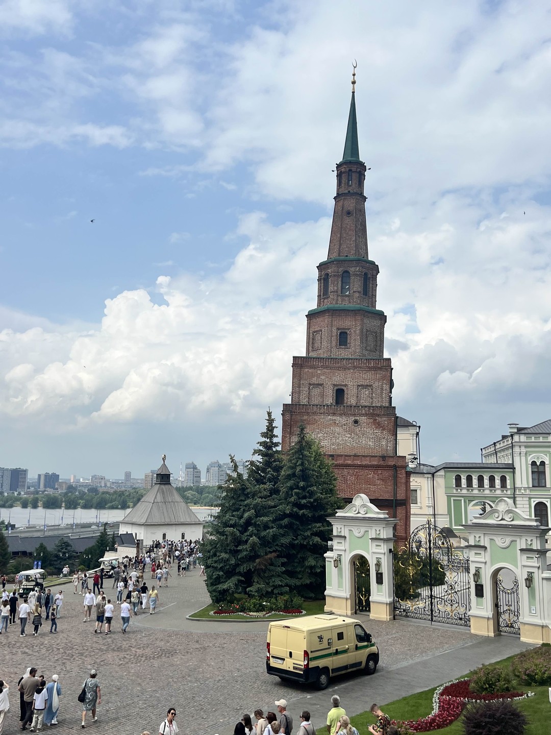 Сама экскурсия и экскурсовод отлично! Все показали, на вопросы все отвечала, рассказ был интересный и местами веселый