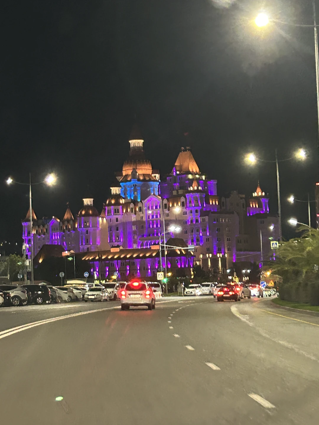 Антон был замечательным водителем,экскурсоводом. Все доступно и интересно рассказал, показал. Шоу Фонтанов было незабываемо. Дорога туда