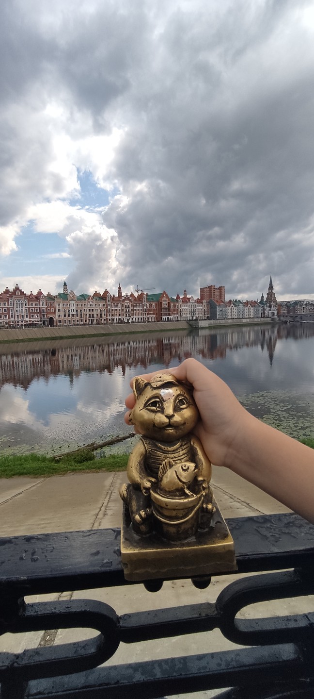 Чудесная экскурсия по самым знаковым местам центра города. У каждого был индивидуальный наушник для удобства слышимости